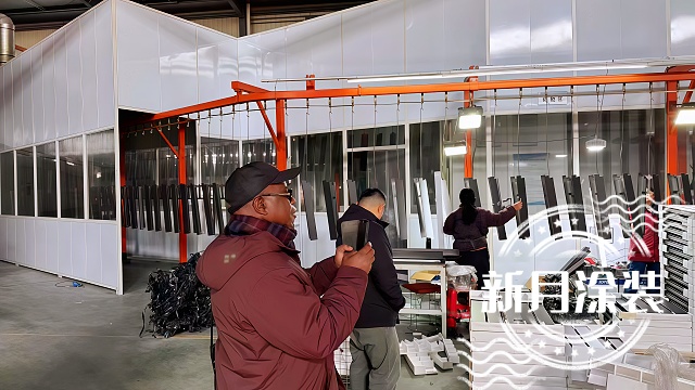 Stranke so obiskale našo tovarno, da bi pregledale linijo za prašno lakiranje