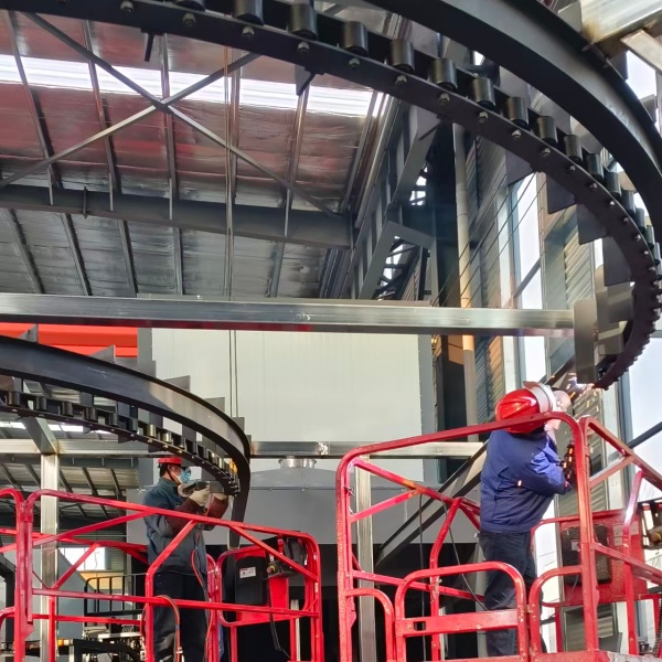 Probíhá instalace linky práškového lakování minibagrů